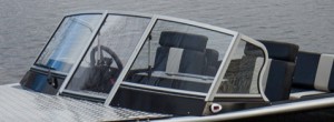 Ветровое стекло для лодки «Казанка-5М4» комплект «Премиум-К»: рамка со стеклом и калиткой