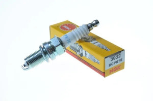 Свеча зажигания NGK DCPR7E (Champion RA8HC)