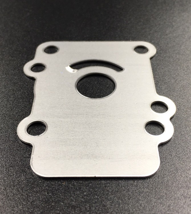 Пластина помпы охлаждения Yamaha 9.9-15, F8-9.9 OLD, арт. 682-44323-00-TW,          SINERA  Пластина помпы охлаждения Yamaha 9.9-15, F8-9.9 OLD, арт. 682-44323-00-TW,          SINERA