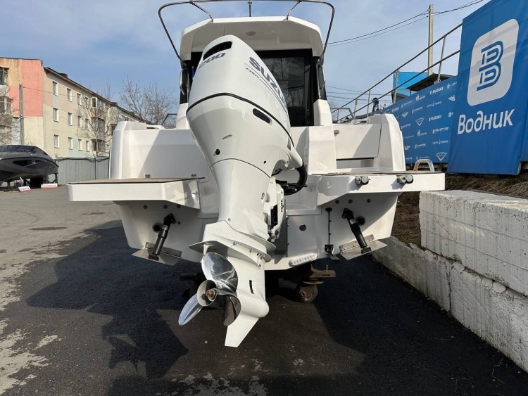 Катер Феникс 700 Cabin белый с мотором Suzuki DF200APX, арт. KITPH55,          СПЭВ 