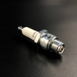 Свеча зажигания B8HS-10 (NGK)