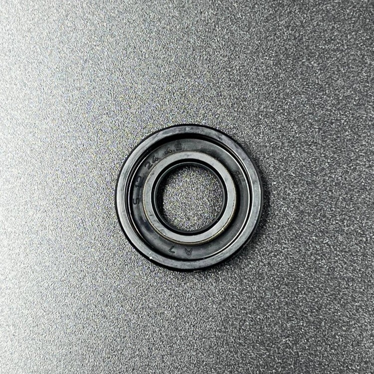 Сальник гребного вала Suzuki DF4-DF6A  (09282-12L05) (12x24x4.5) (Suzuki), арт. 09282-12L05,          SUZUKI 