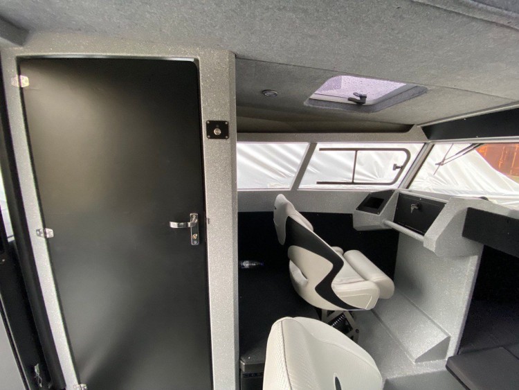 Катер VOYAGER 800 LE с мотором Suzuki DF300APX, арт. KITVG7,  