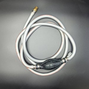 Шланг топливный (внутр. 8,0 мм (5/16"), внешн. 14 мм, дл. 2,44 м) с грушей и коннекторами Force (32-