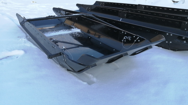 Сани - волокуши KTZ Classic 260 — универсальная модель саней-волокуш для снегоходов с максимально широким спектром применения. Вы можете перевозить до 410 кг груза в экспедиции, туристической поездке, на охоте или рыбалке. <p style="text-align: center;">М, арт. 10.06.2-1,          НПО Катализатор 