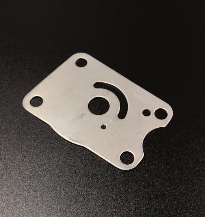 Пластина помпы охлаждения Suzuki DF4-6, DF4-6(A) (Suzuki), арт. 17471-98610,          SUZUKI 